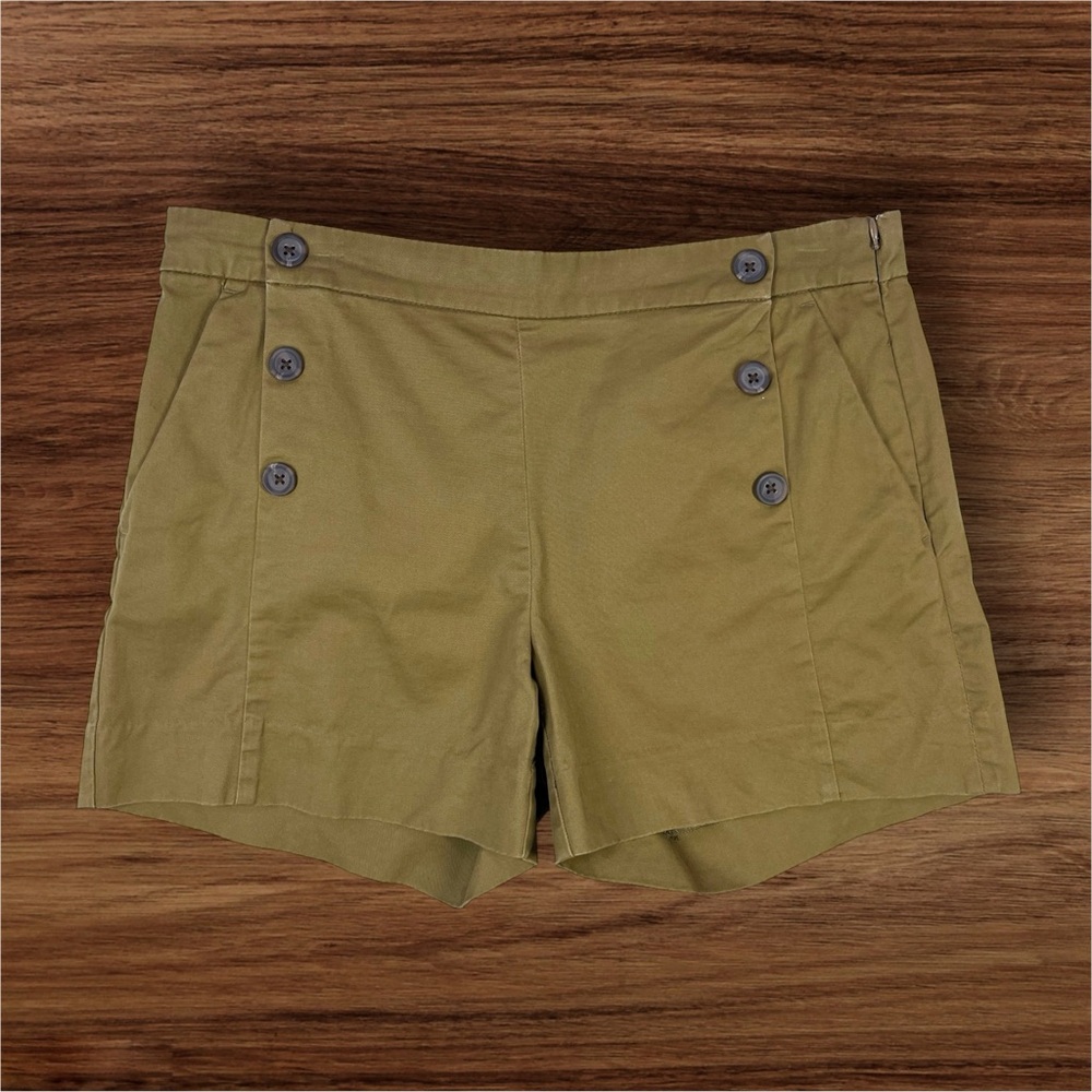 Banana Republic Women’s 4” Khaki Sailor Shirts. Size 6